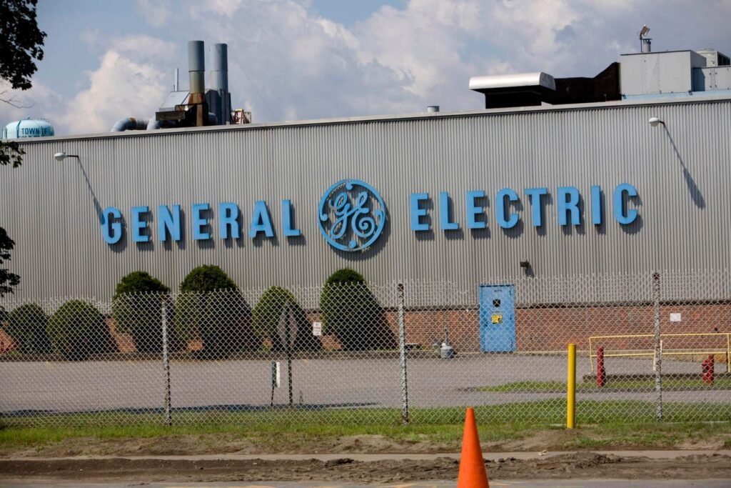 GE reports stellar profits before splitting into two companies